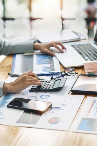 Büro eines Finanzberaters mit Taschenrechner und Computer